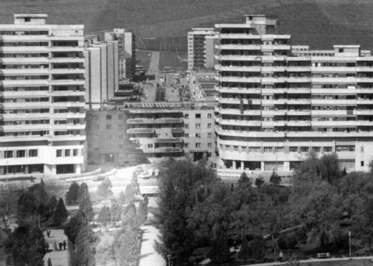 Ceaușescu’s mad social engineering project and the relocation of a 7,600-ton apartment building in Alba Iulia, Romania